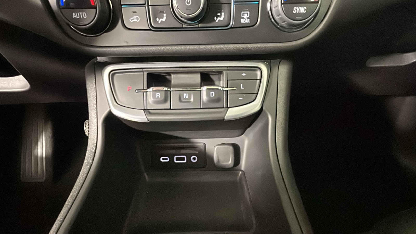 Used 2024 GMC Terrain SLT w/ Elevation Edition FWD image 23