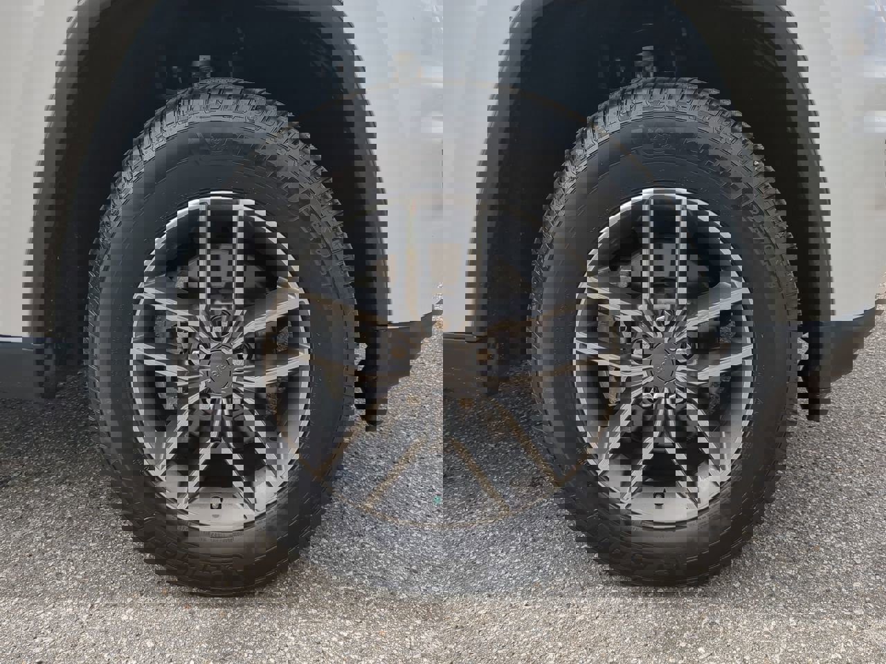 Used 2019 Jeep Grand Cherokee Laredo w/ Laredo X Package image 9