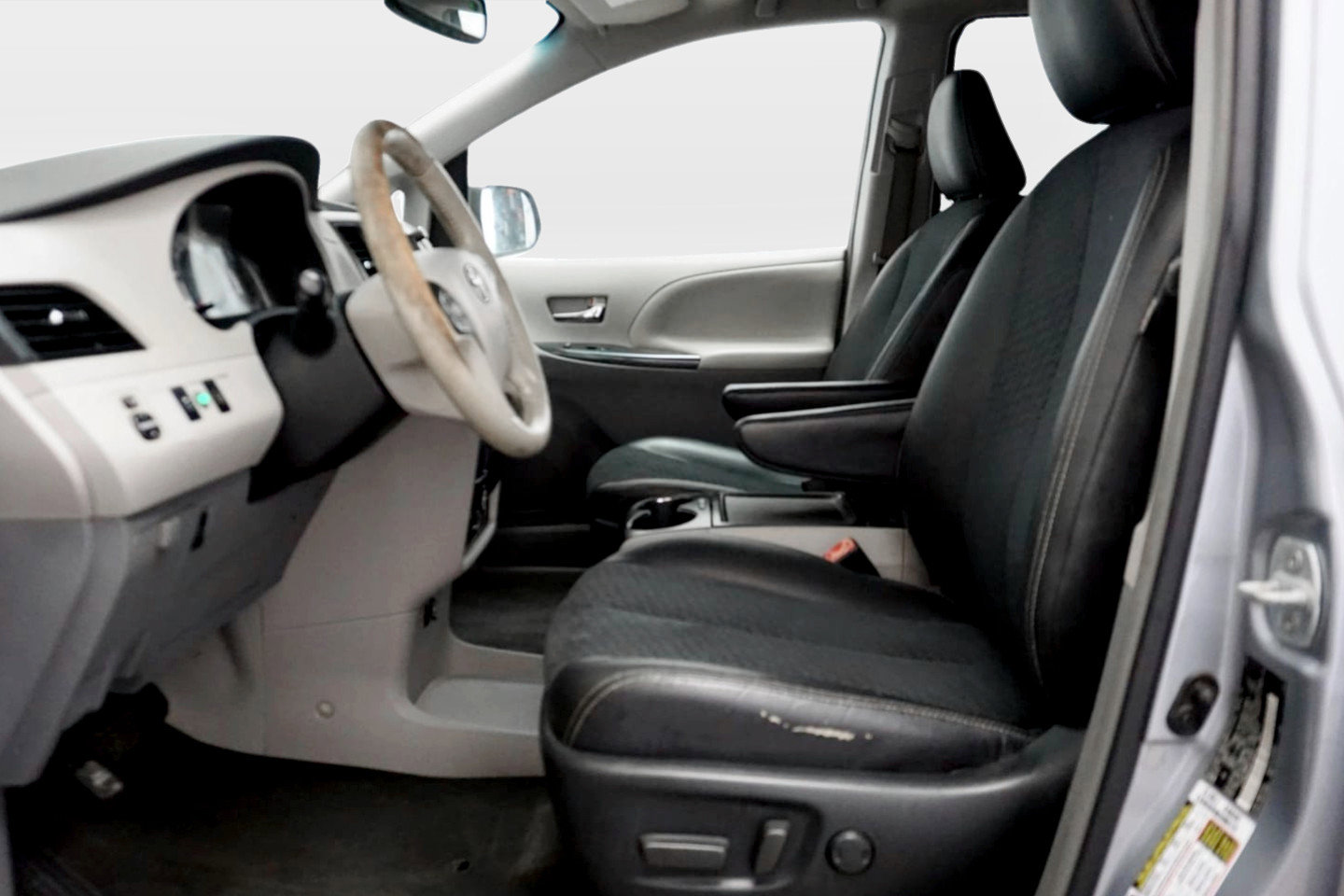 Used 2014 Toyota Sienna SE FWD image 10