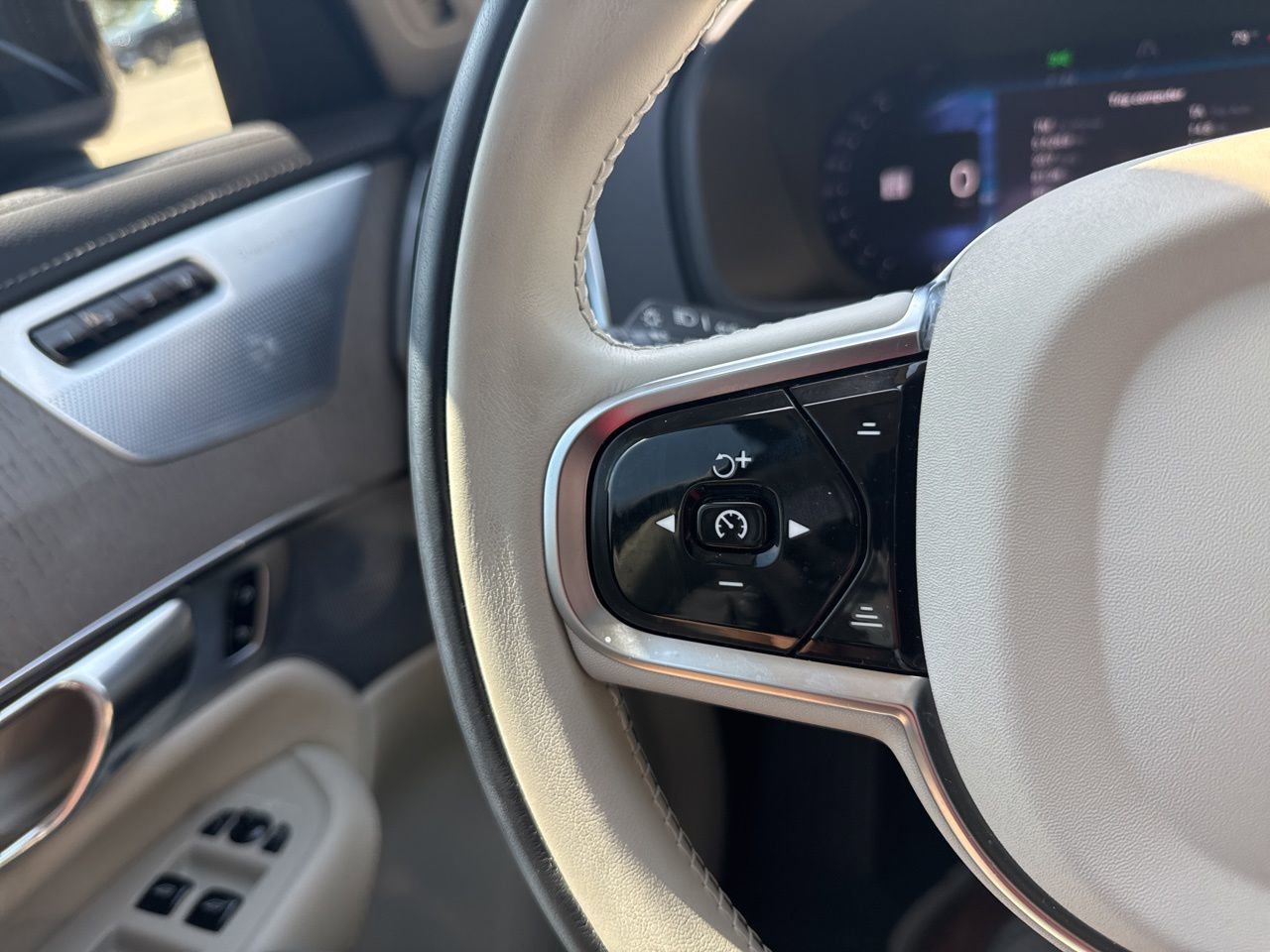 Used 2025 Volvo XC90 B6 Ultra w/ Lounge Package image 25