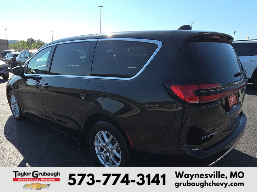 Used 2023 Chrysler Pacifica Touring-L FWD image 6