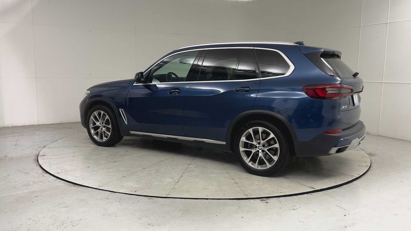 Used 2021 BMW X5 xDrive45e w/ Parking Assistance Package AWD/4WD image 3
