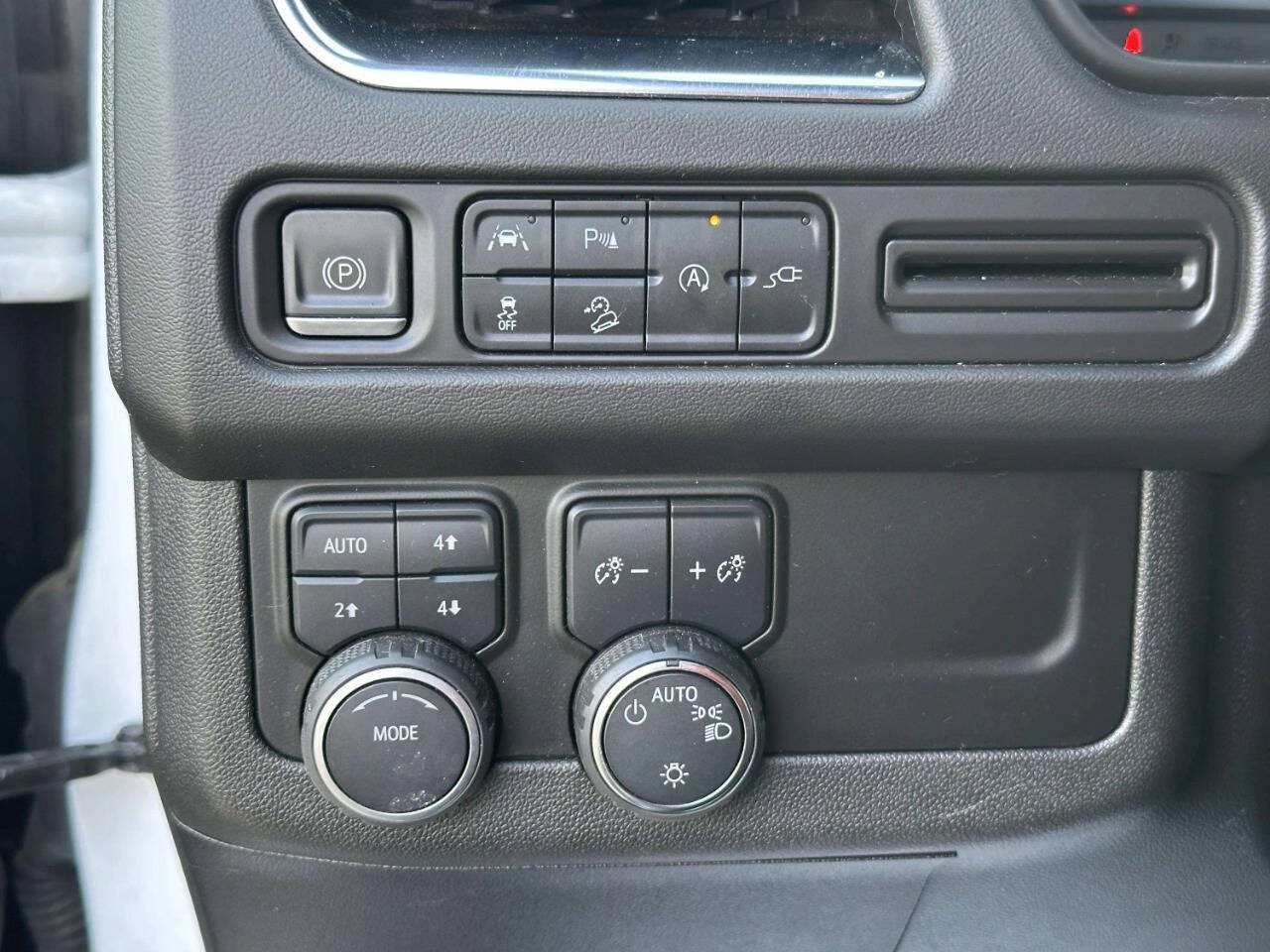 Used 2022 Chevrolet Suburban Z71 AWD/4WD image 36