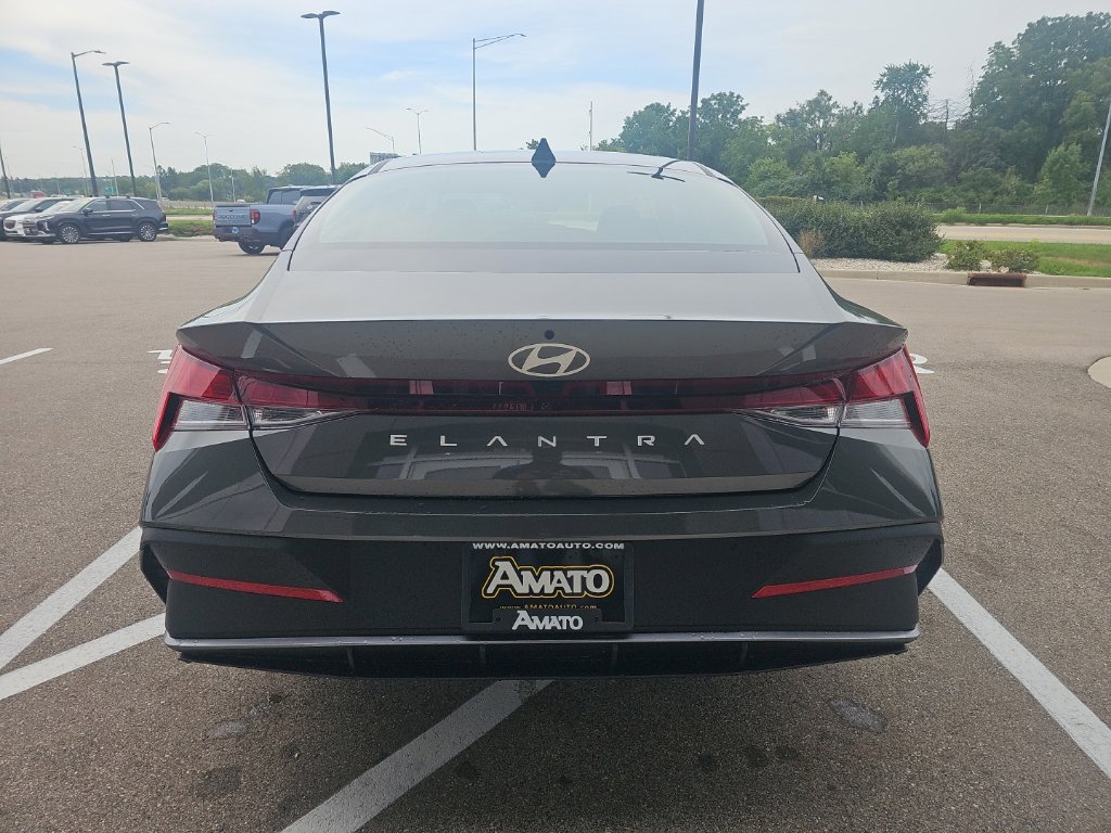 New 2026 Hyundai Elantra SE FWD image 4