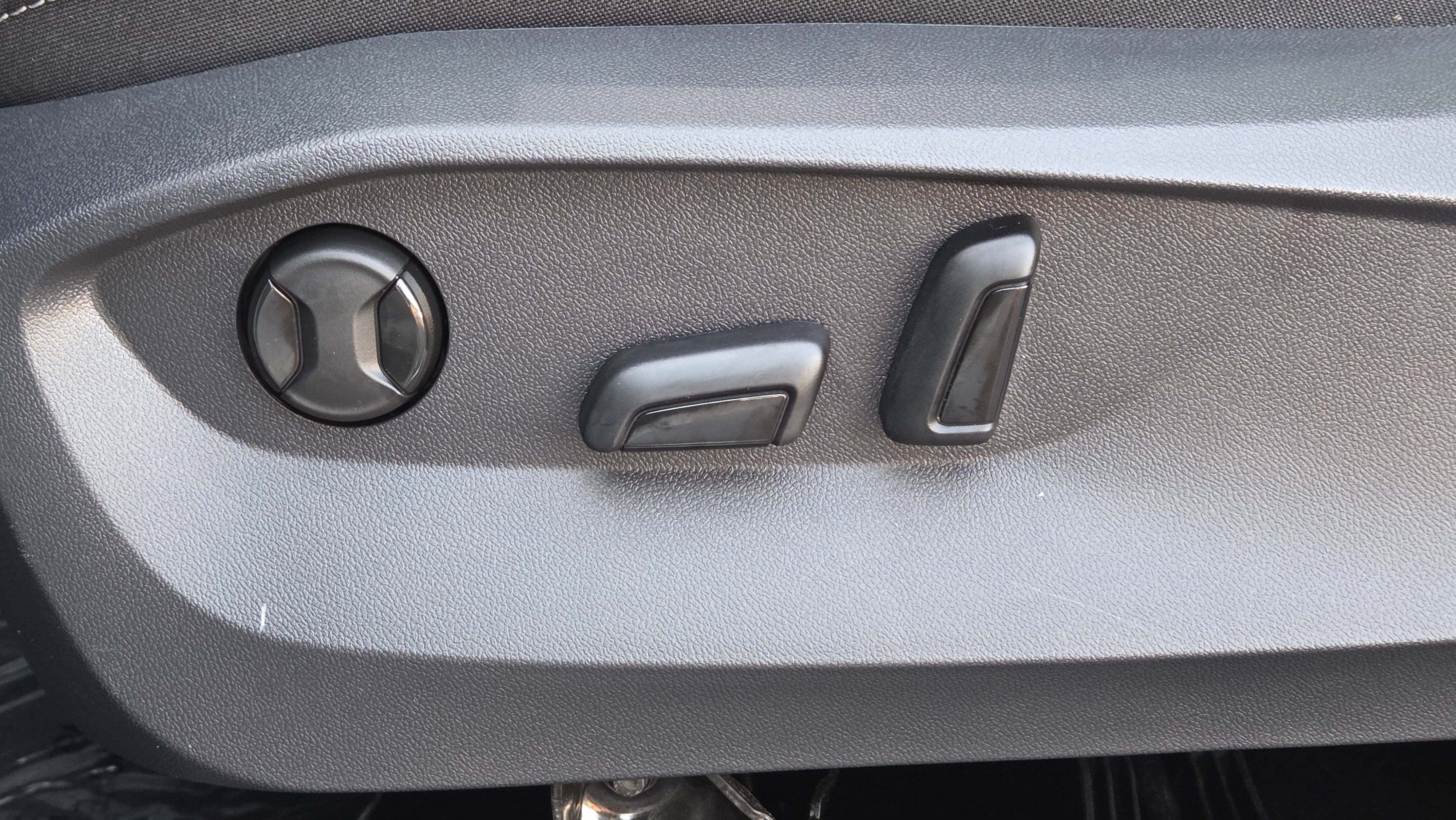 Certified 2025 Volkswagen Taos SE AWD/4WD image 16