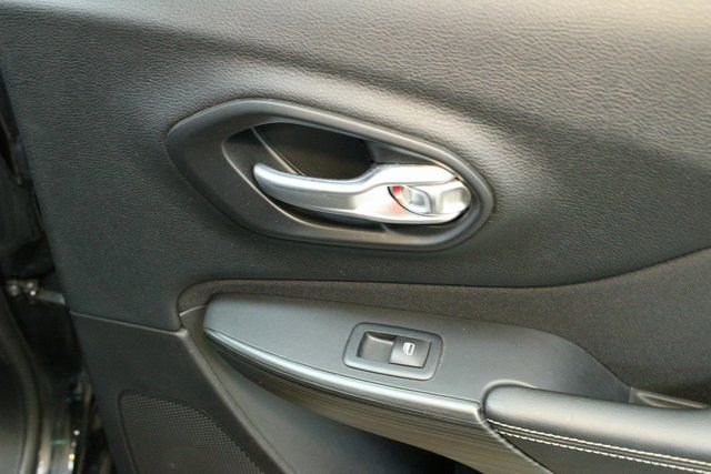 Used 2016 Jeep Cherokee Latitude w/ Cold Weather Group FWD image 13