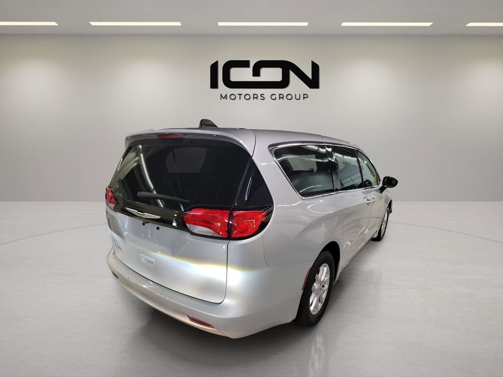 Used 2023 Chrysler Voyager LX image 2