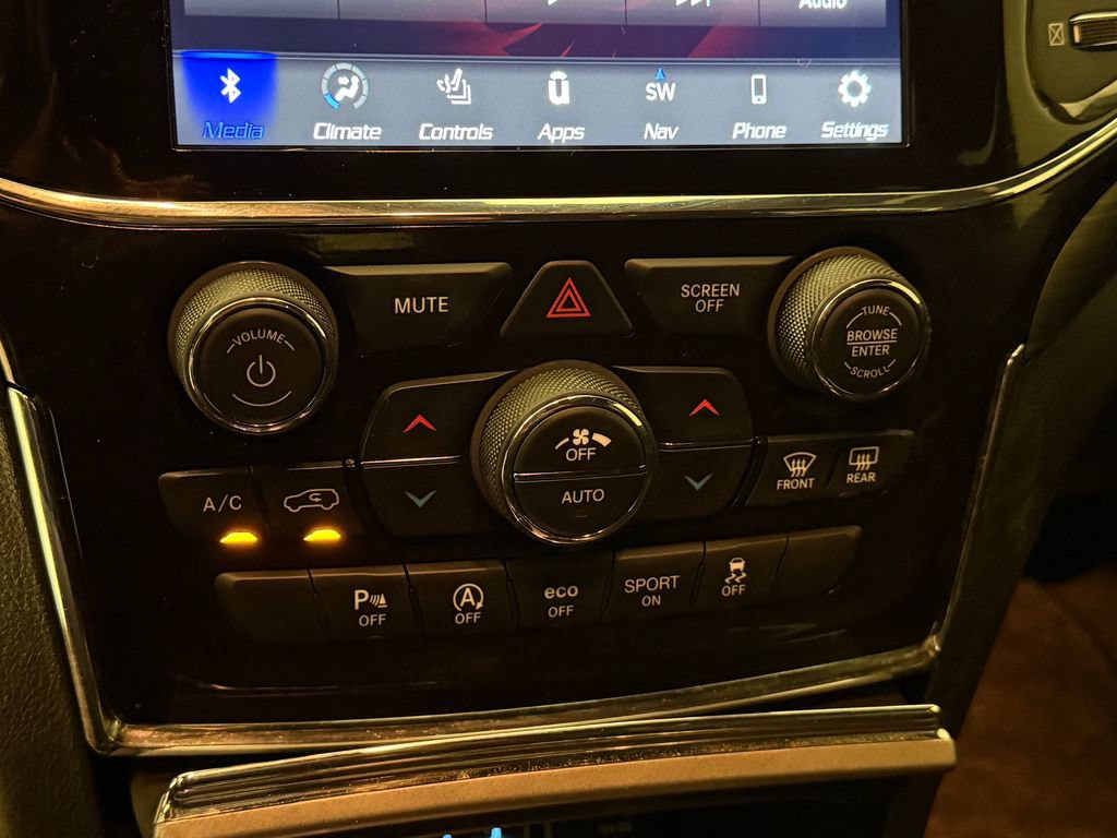 Used 2022 Jeep Grand Cherokee Laredo X RWD image 25