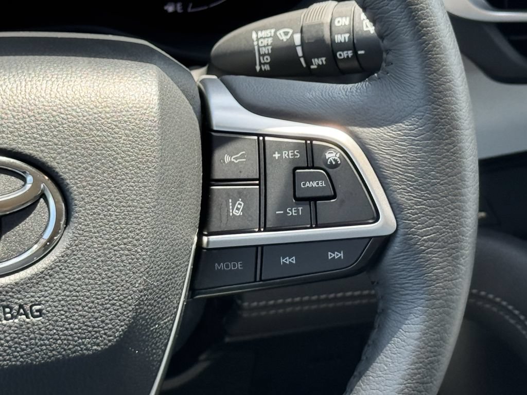Used 2025 Toyota Sienna XLE FWD image 13