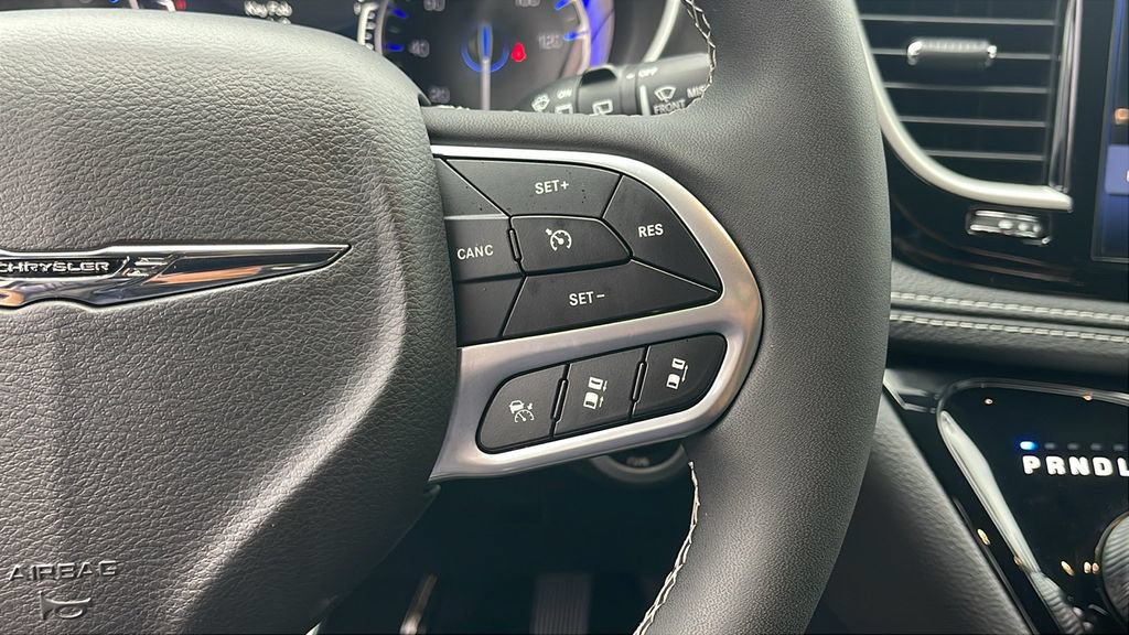 Used 2026 Chrysler Pacifica Select FWD image 31