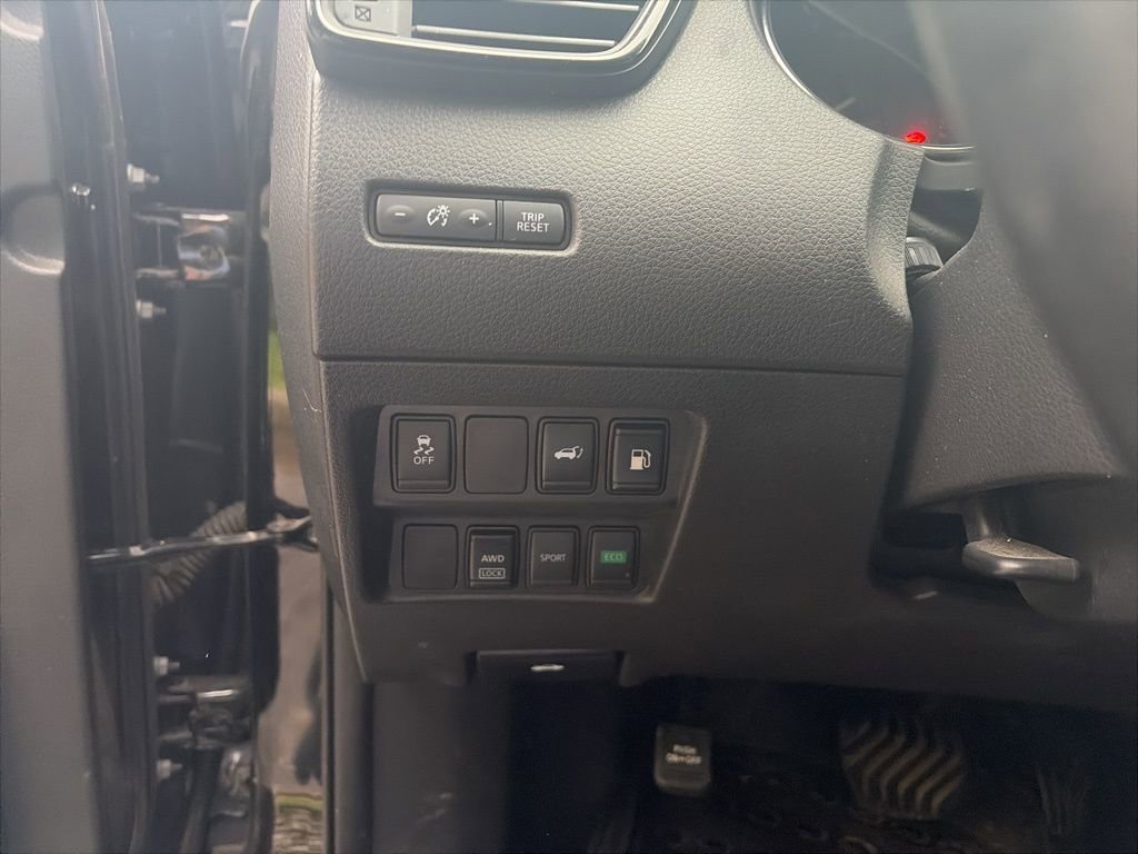 Used 2018 Nissan Rogue SV AWD/4WD image 11