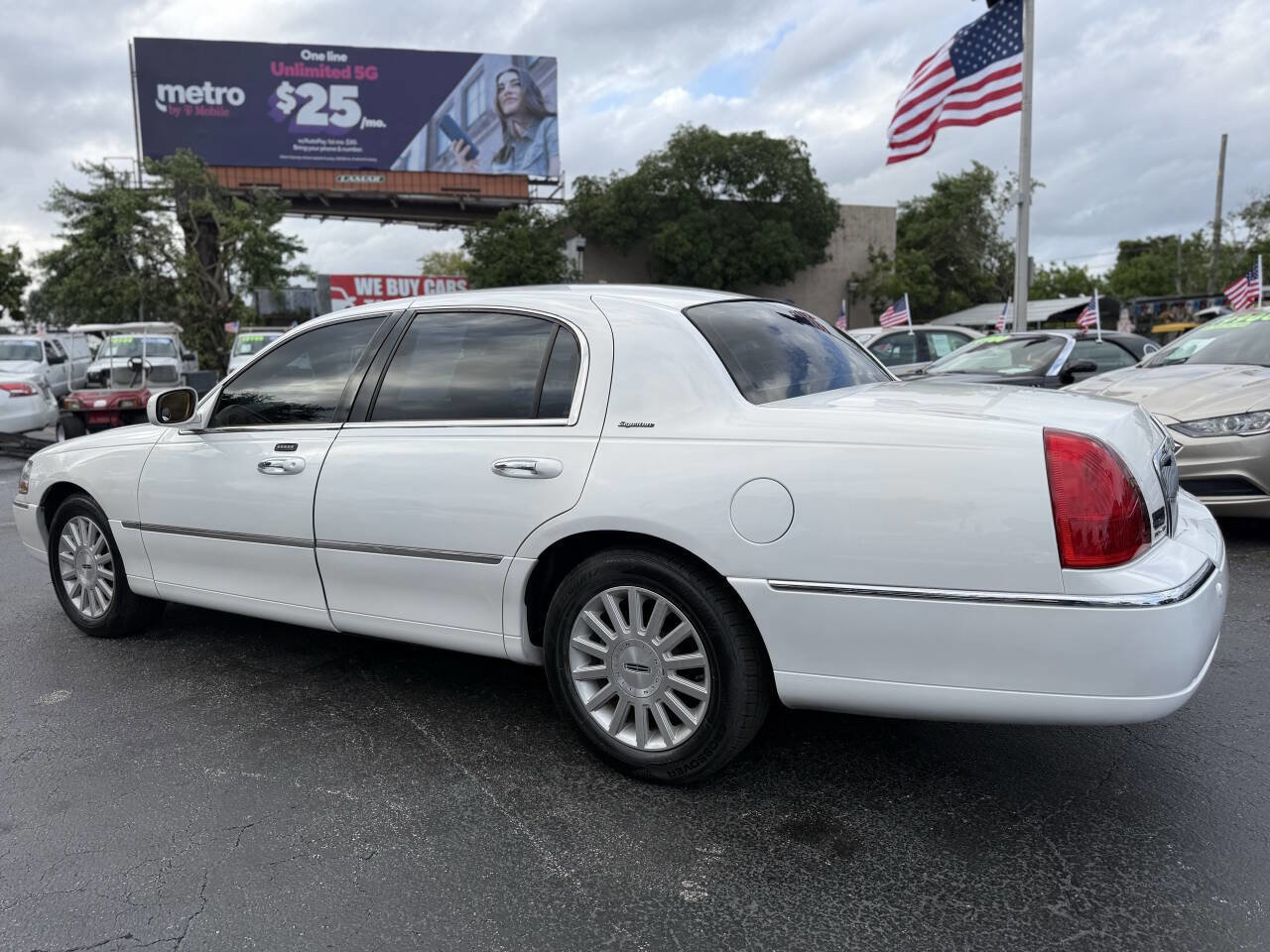 Used 2003 Lincoln Town Car Signature image 4