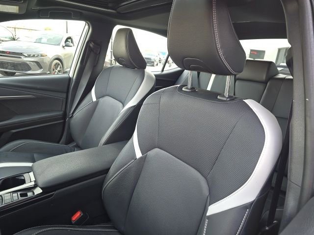 Used 2025 Toyota Camry SE w/ Convenience Package image 6