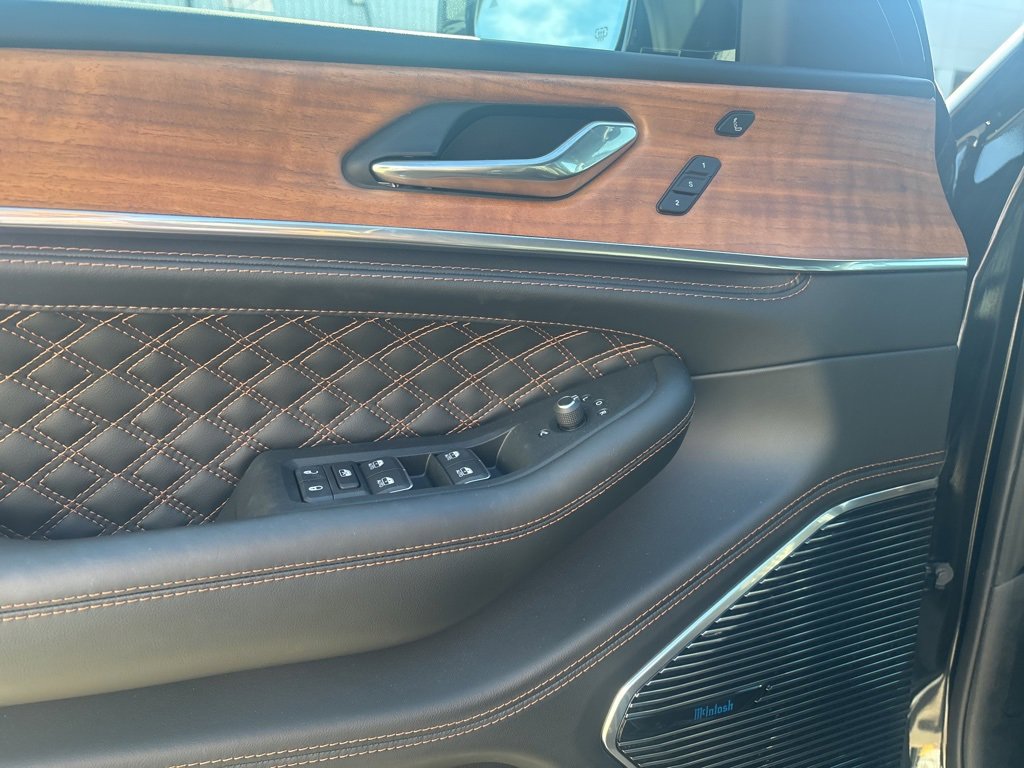 Used 2025 Jeep Grand Cherokee Summit image 7