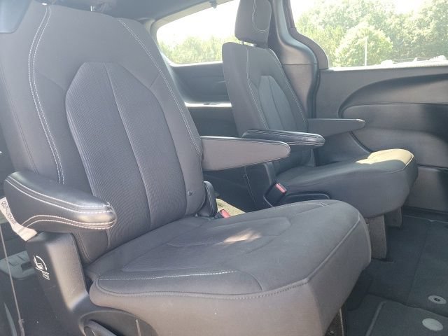 Used 2023 Chrysler Pacifica Touring FWD image 21