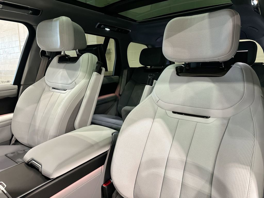 Used 2025 Land Rover Range Rover SV image 11