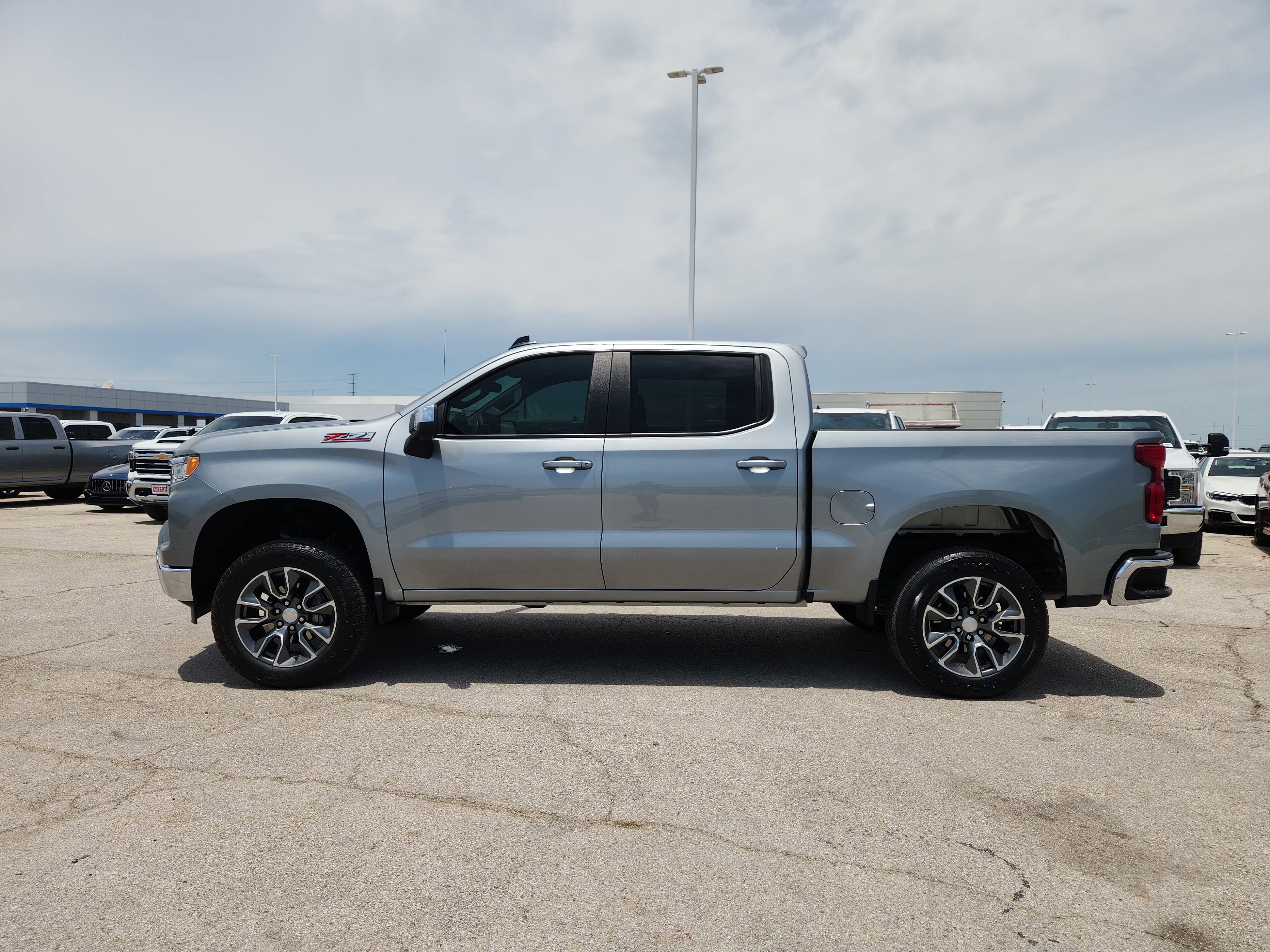 Used 2024 Chevrolet Silverado 1500 LT w/ Z71 Off-Road Package AWD/4WD image 4