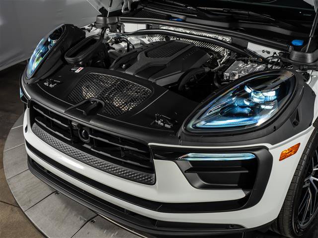 Certified 2026 Porsche Macan AWD/4WD image 16