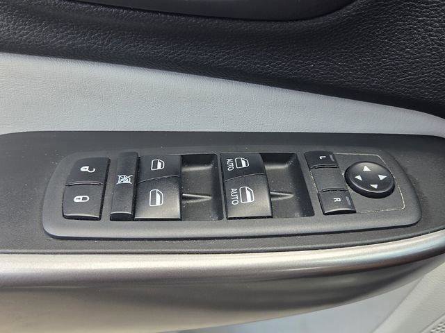Used 2019 Jeep Cherokee Limited w/ Luxury Group FWD image 17