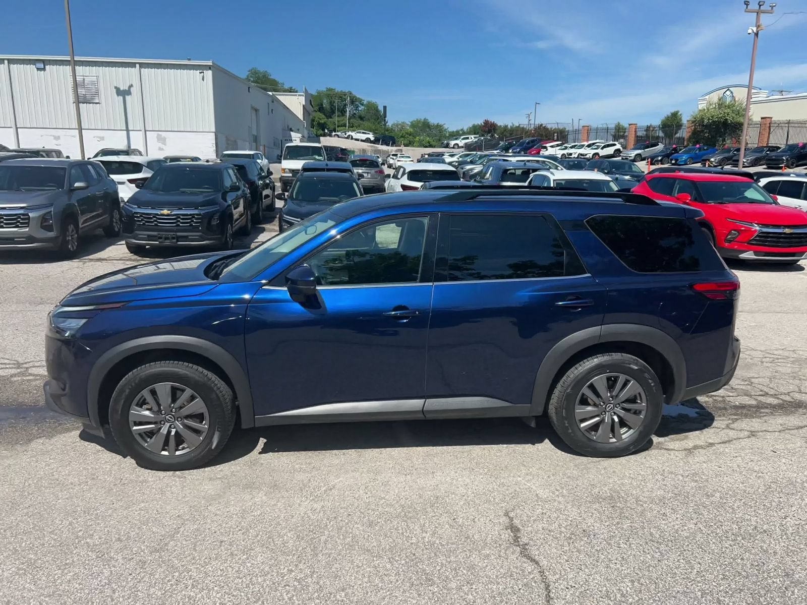 Used 2025 Nissan Pathfinder SV FWD image 8