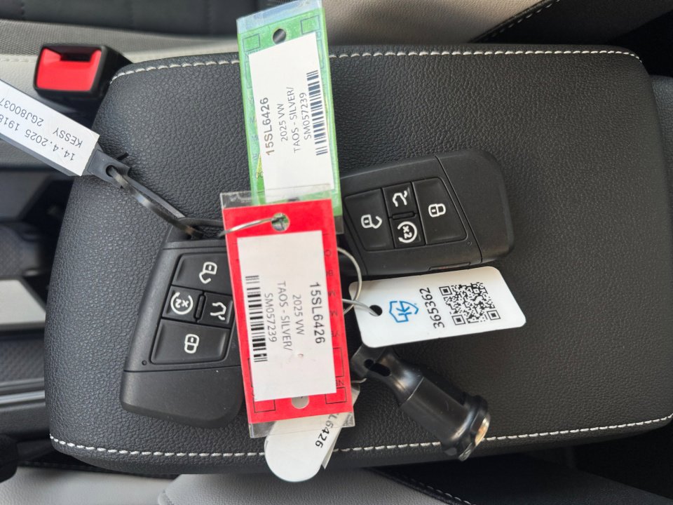 Used 2025 Volkswagen Taos SE w/ Panoramic Sunroof Package image 38