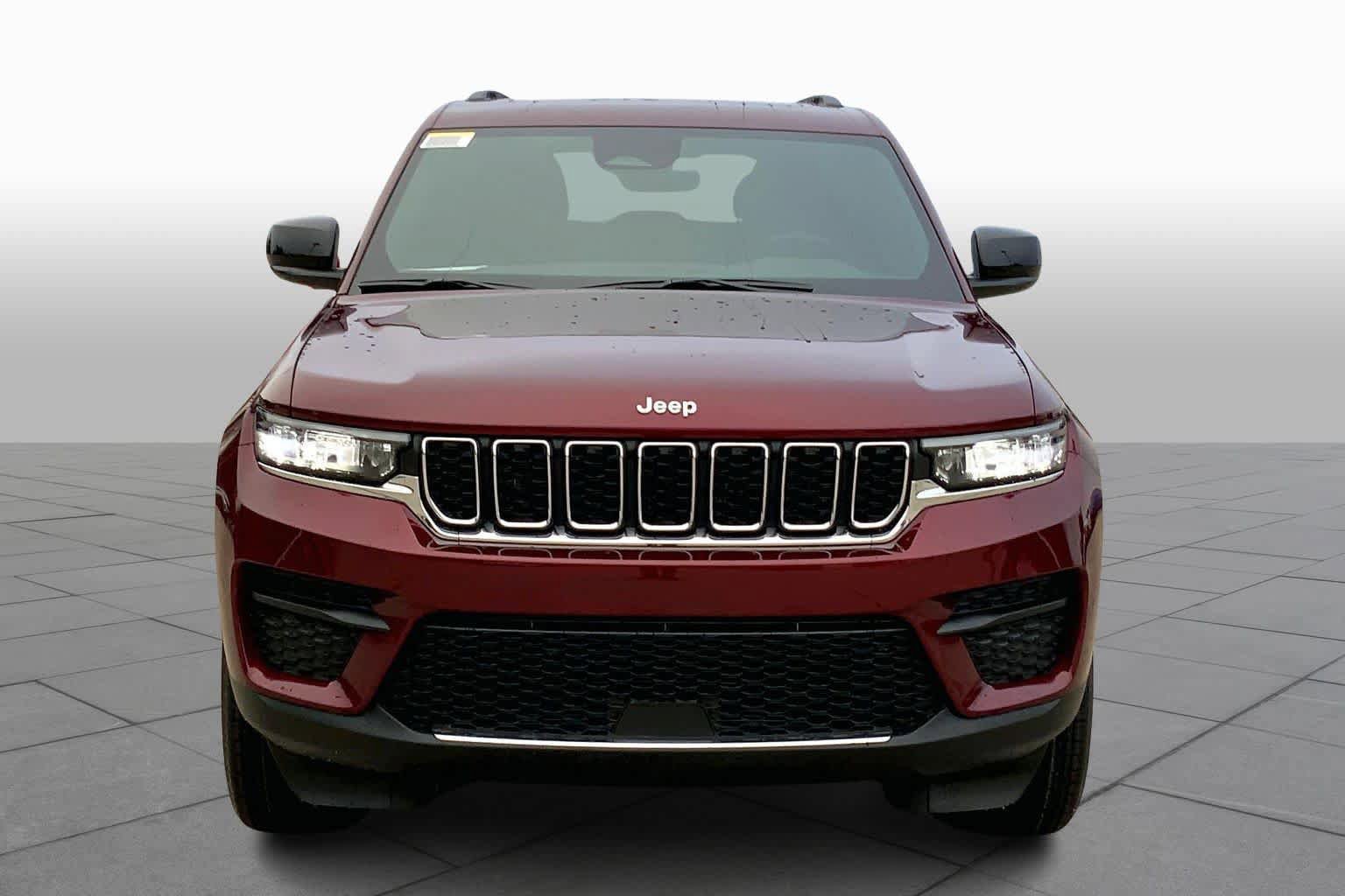 Used 2025 Jeep Grand Cherokee Laredo AWD/4WD image 3