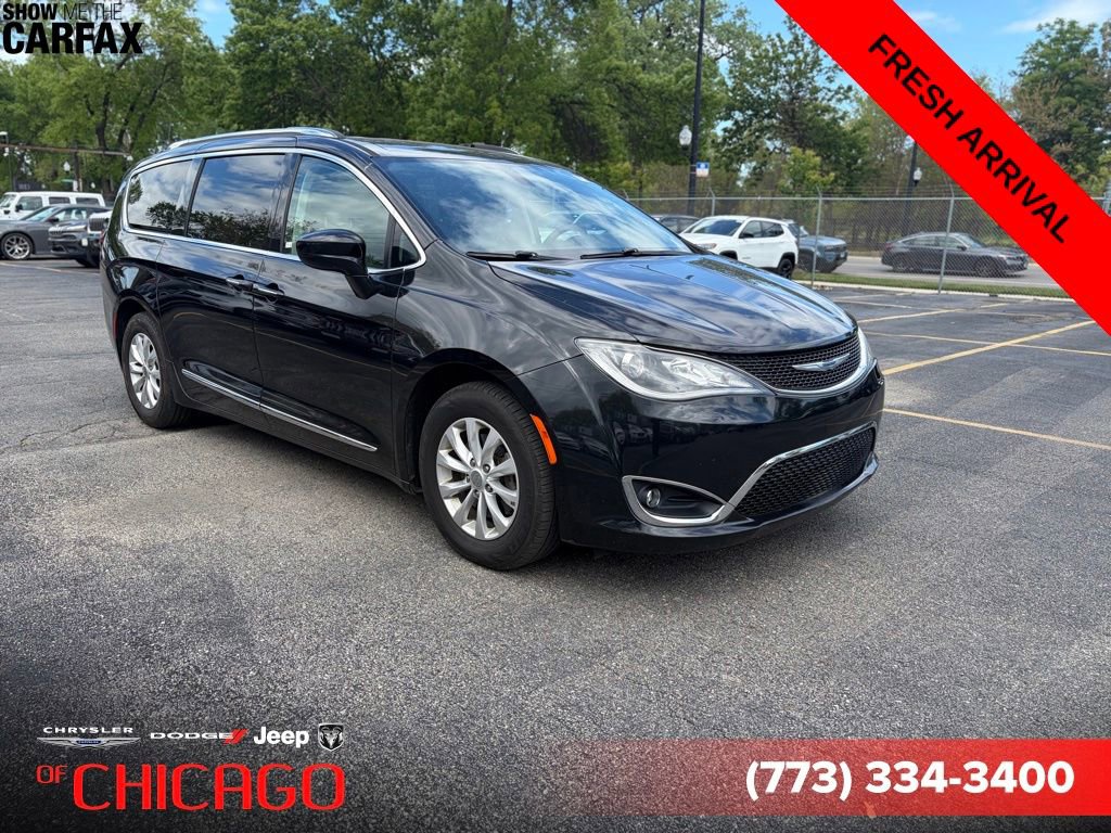 Used 2019 Chrysler Pacifica Touring-L FWD image 1