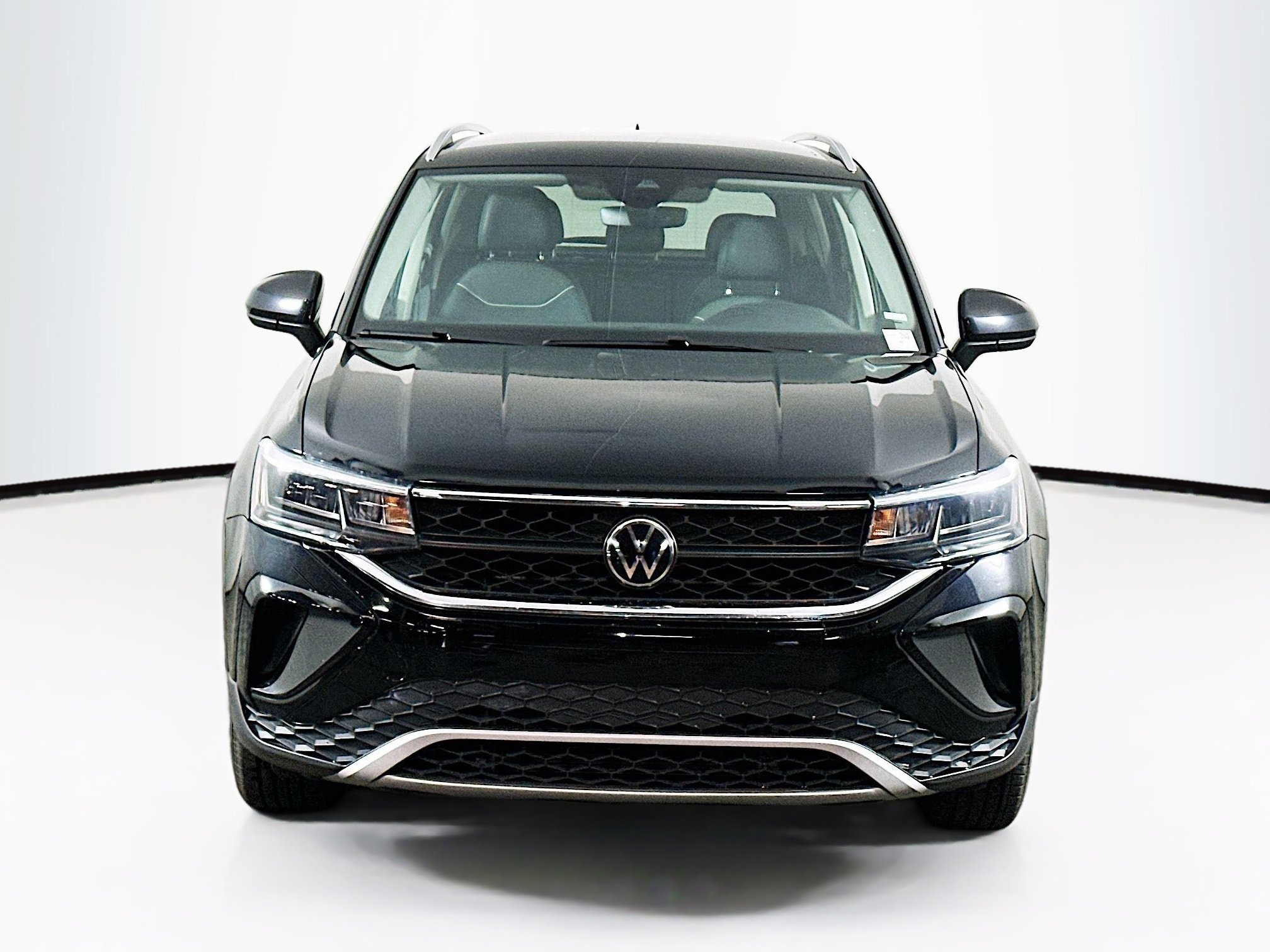 Used 2024 Volkswagen Taos SE image 2