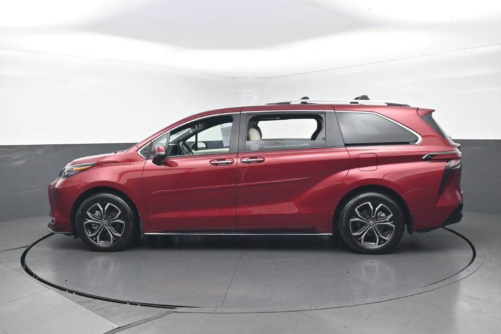 Used 2025 Toyota Sienna Platinum AWD/4WD image 4