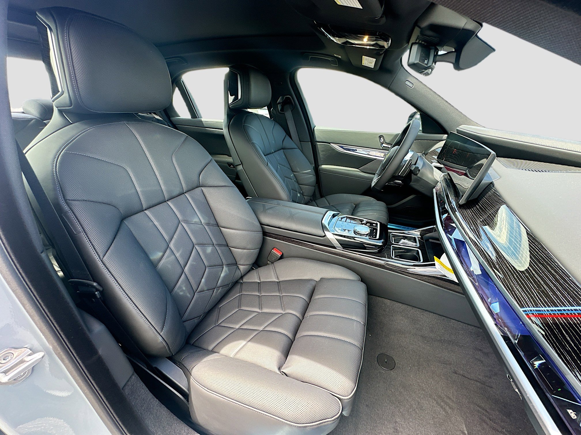 New 2026 BMW 750e xDrive w/ Executive Package image 24