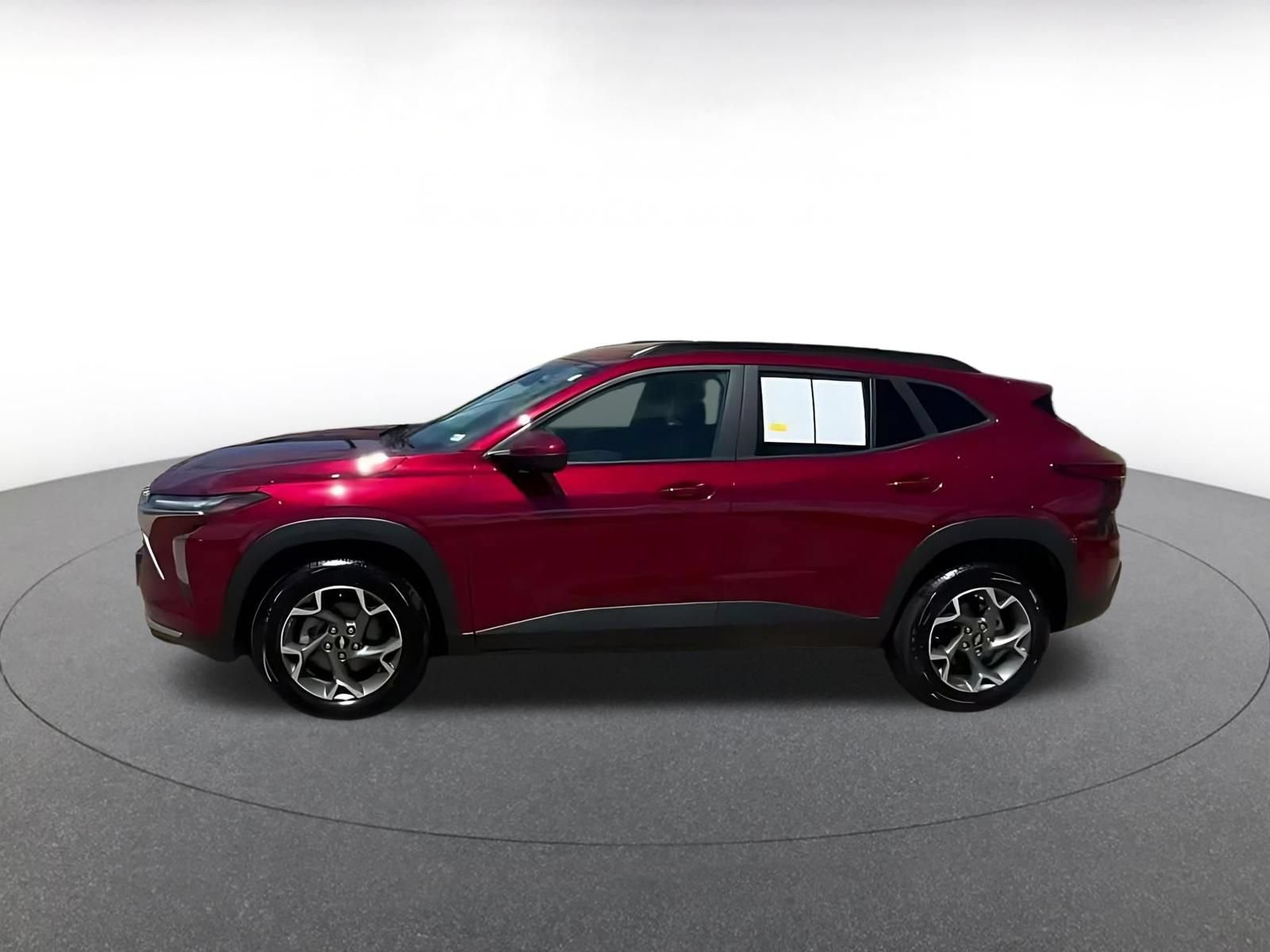 Used 2025 Chevrolet Trax LT FWD image 4