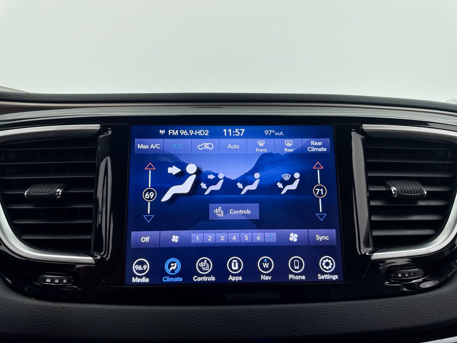 Used 2018 Chrysler Pacifica Touring-L Plus w/ Advanced Safetytec Group FWD image 23