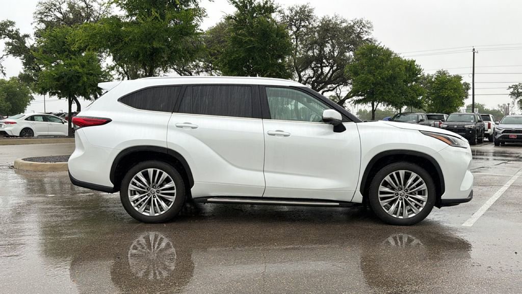 Used 2023 Toyota Highlander Platinum FWD image 4