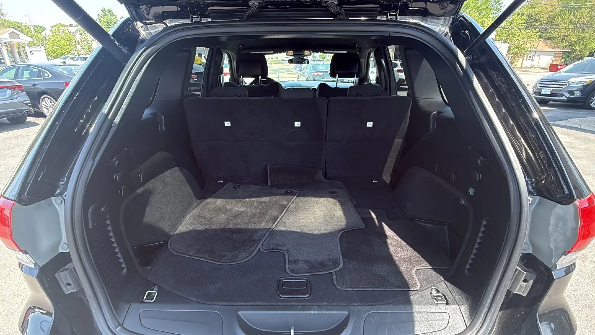 Used 2018 Jeep Grand Cherokee Laredo AWD/4WD image 10