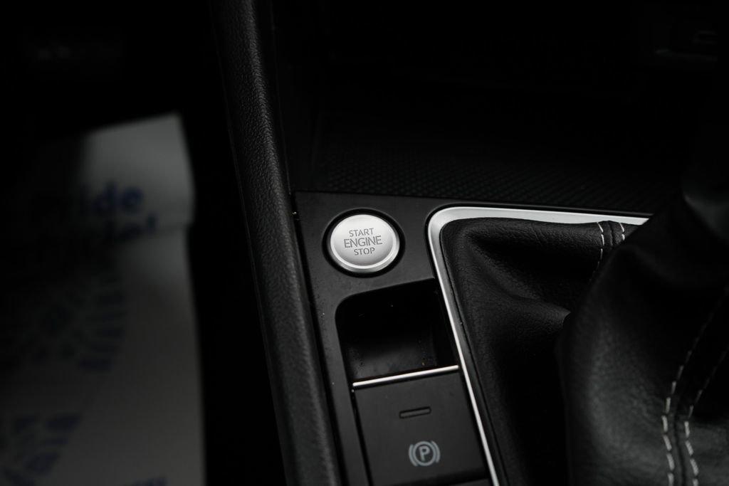 Used 2023 Volkswagen Jetta SE w/ Panoramic Sunroof Package image 30