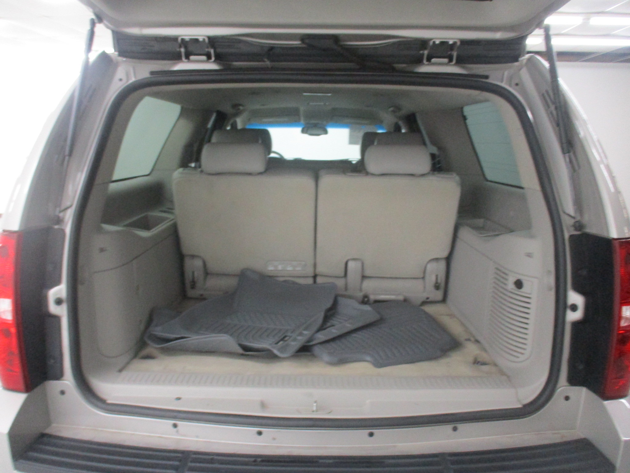 Used 2007 Chevrolet Suburban 2500 LT w/ LT Preferred Equipment Group AWD/4WD image 6