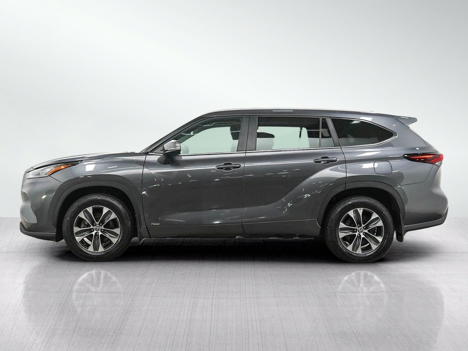 Used 2025 Toyota Highlander XLE AWD/4WD image 2