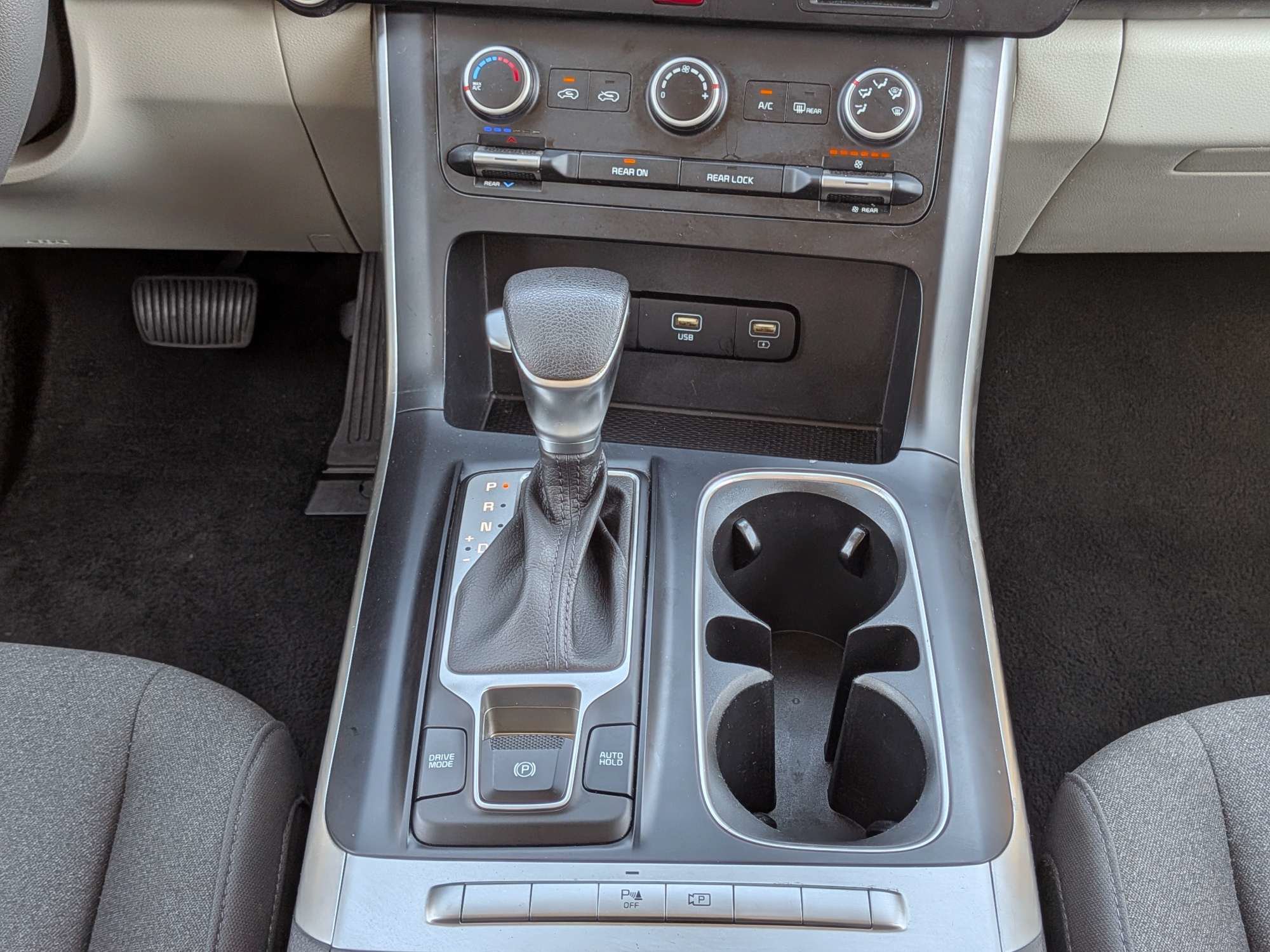 Used 2022 Kia Carnival LX FWD image 24