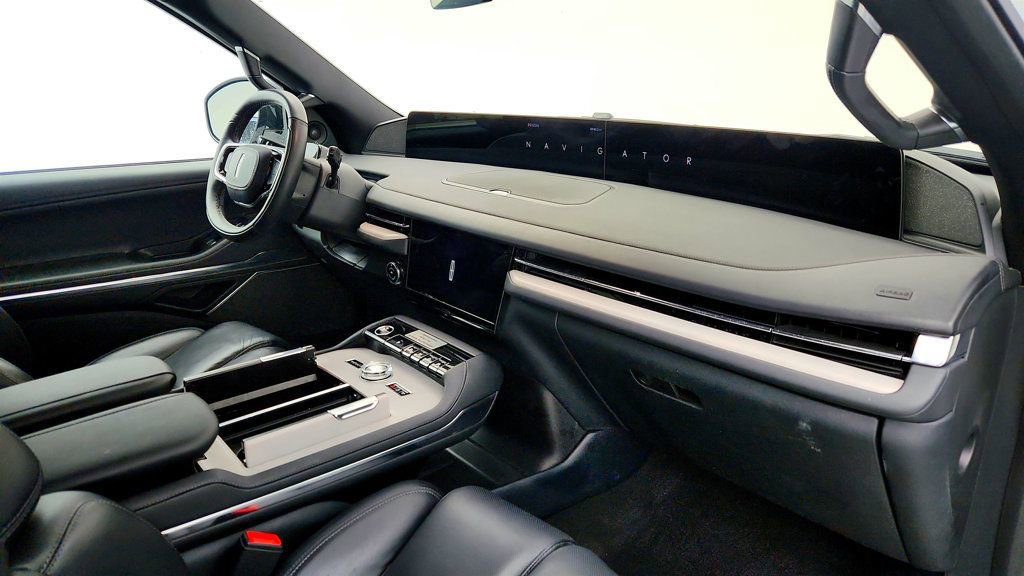 Used 2025 Lincoln Navigator Reserve w/ Jet Appearance Package image 27