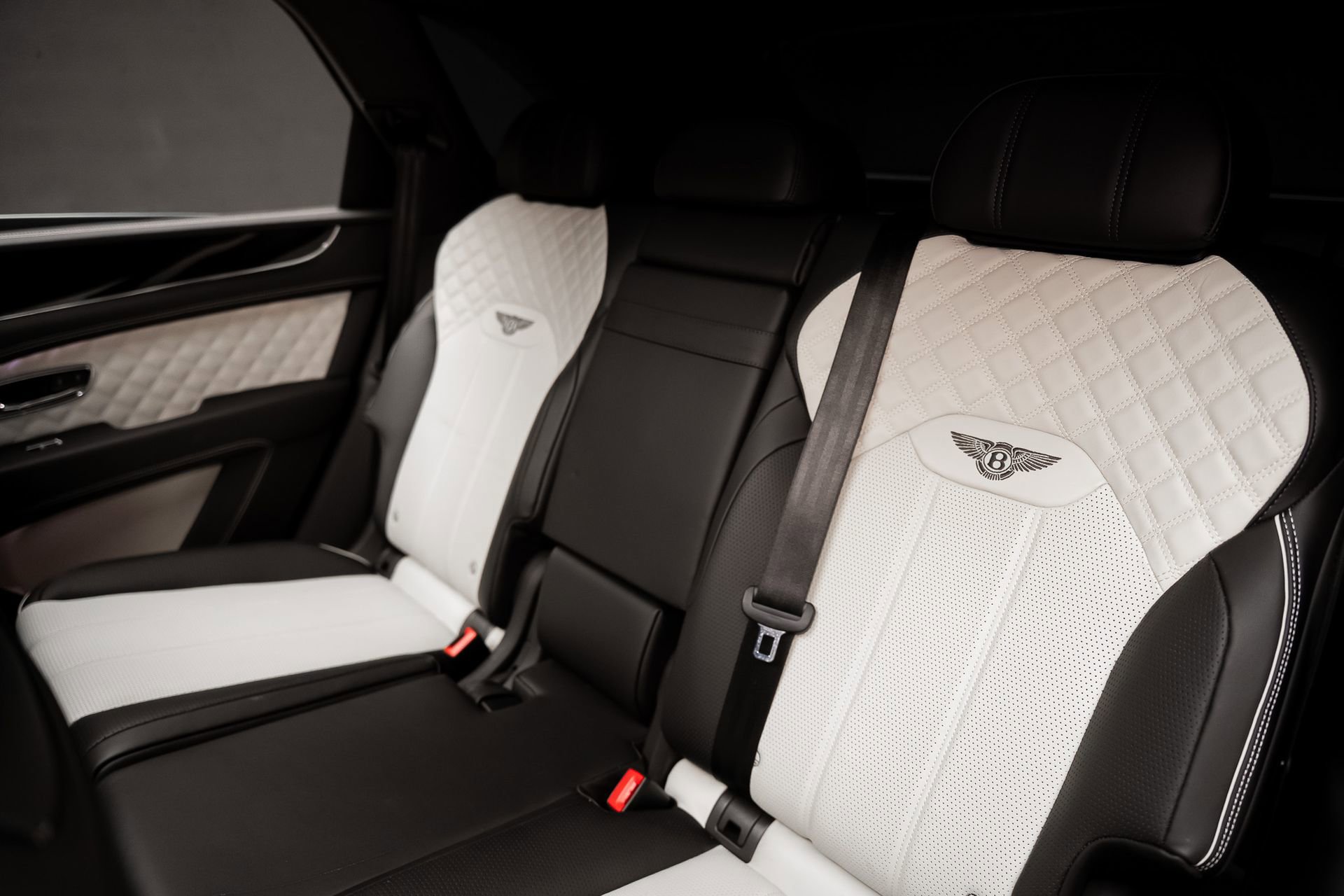 Used 2021 Bentley Bentayga Plug-In Hybrid image 65