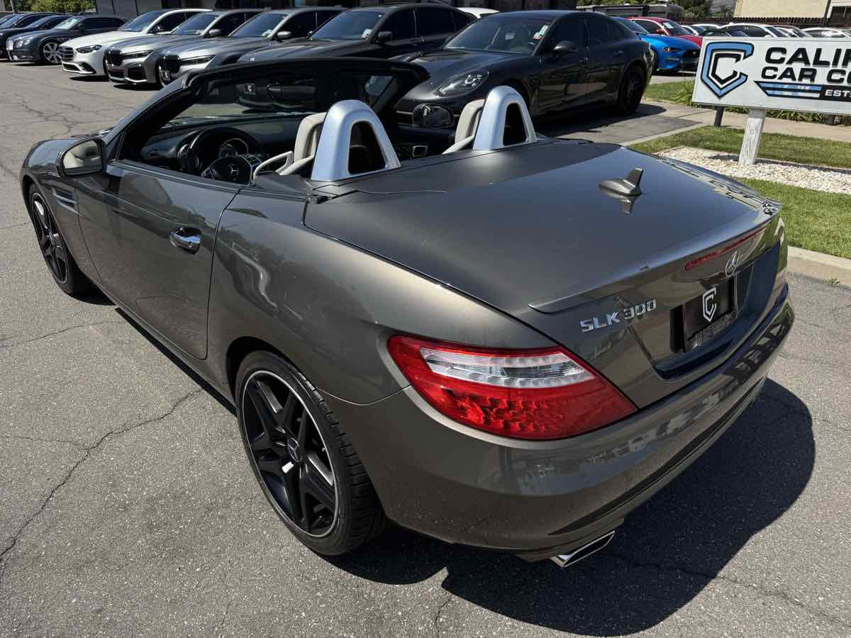 Used 2016 Mercedes-Benz SLK 300 w/ Premium 1 Package image 4