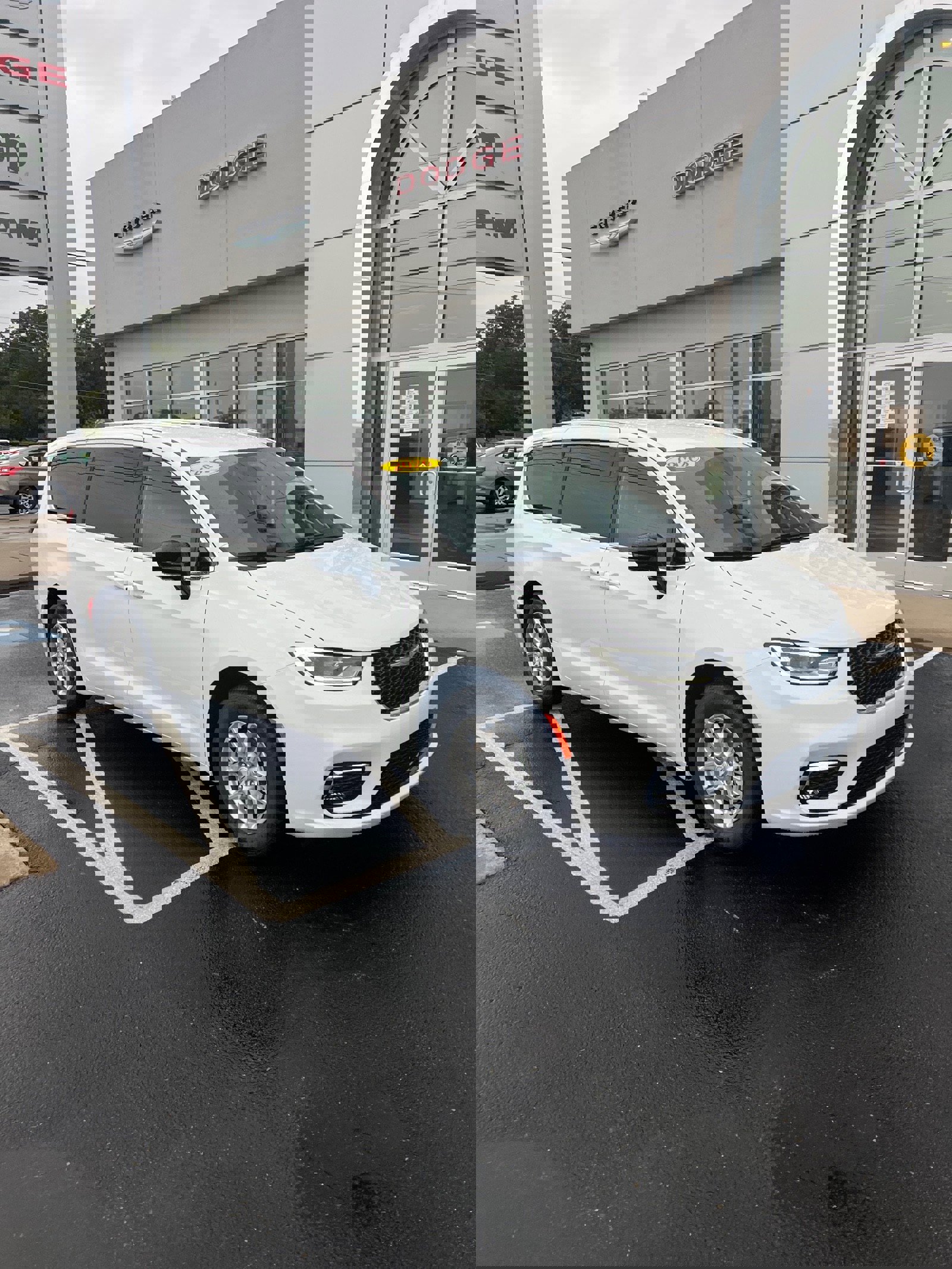 New 2026 Chrysler Pacifica Select image 4