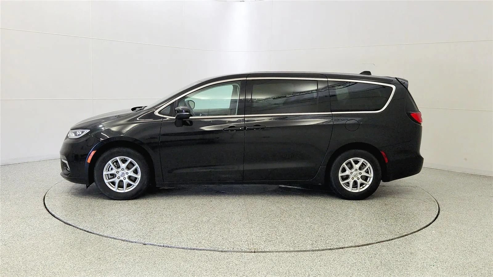 Used 2023 Chrysler Pacifica Touring-L FWD image 4
