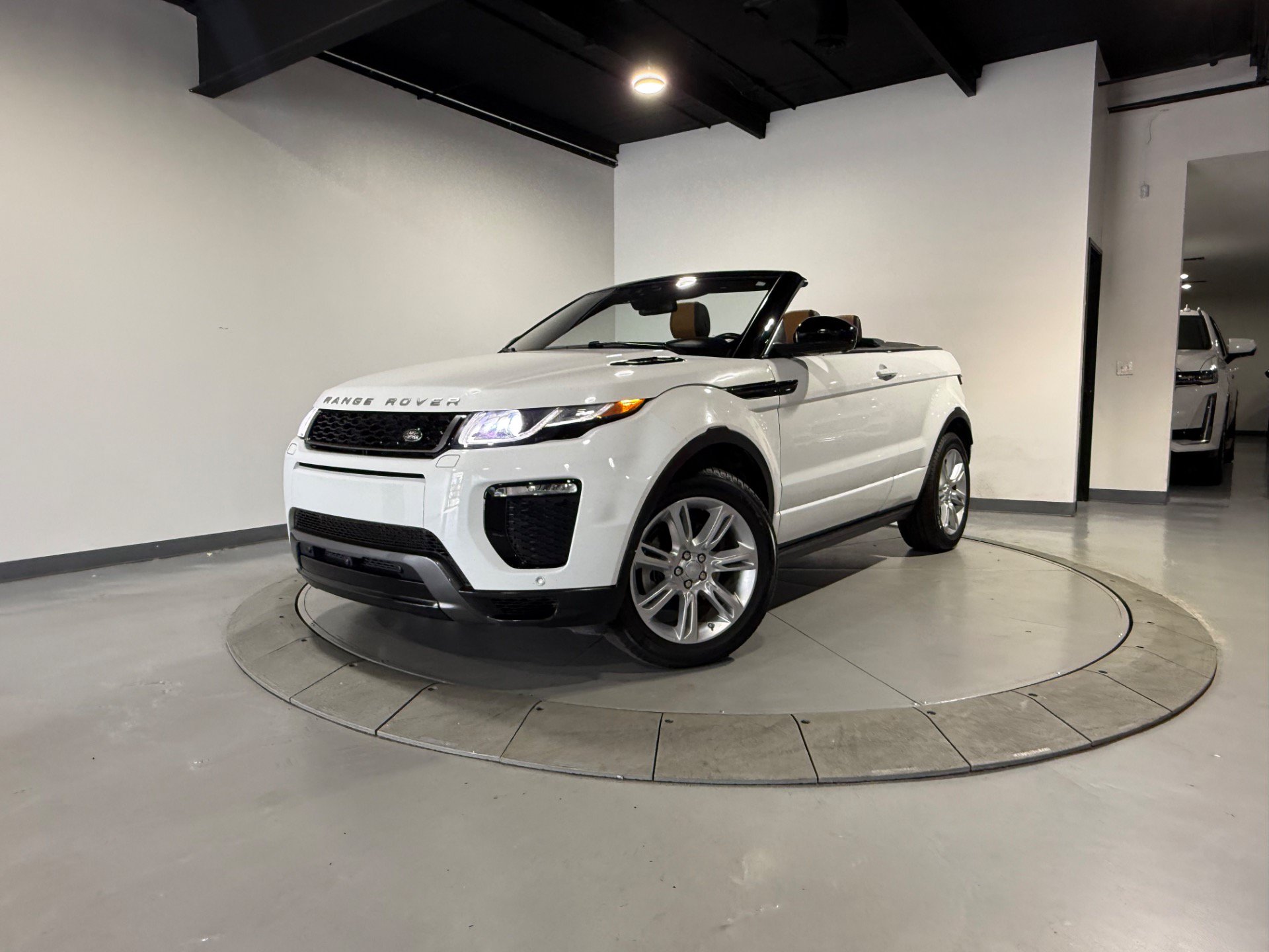 Used 2017 Land Rover Range Rover Evoque HSE Dynamic AWD/4WD image 3