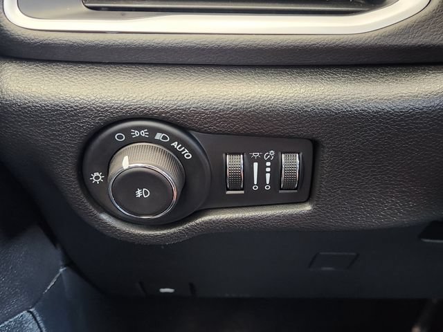 Used 2025 Chrysler Pacifica Select FWD image 24