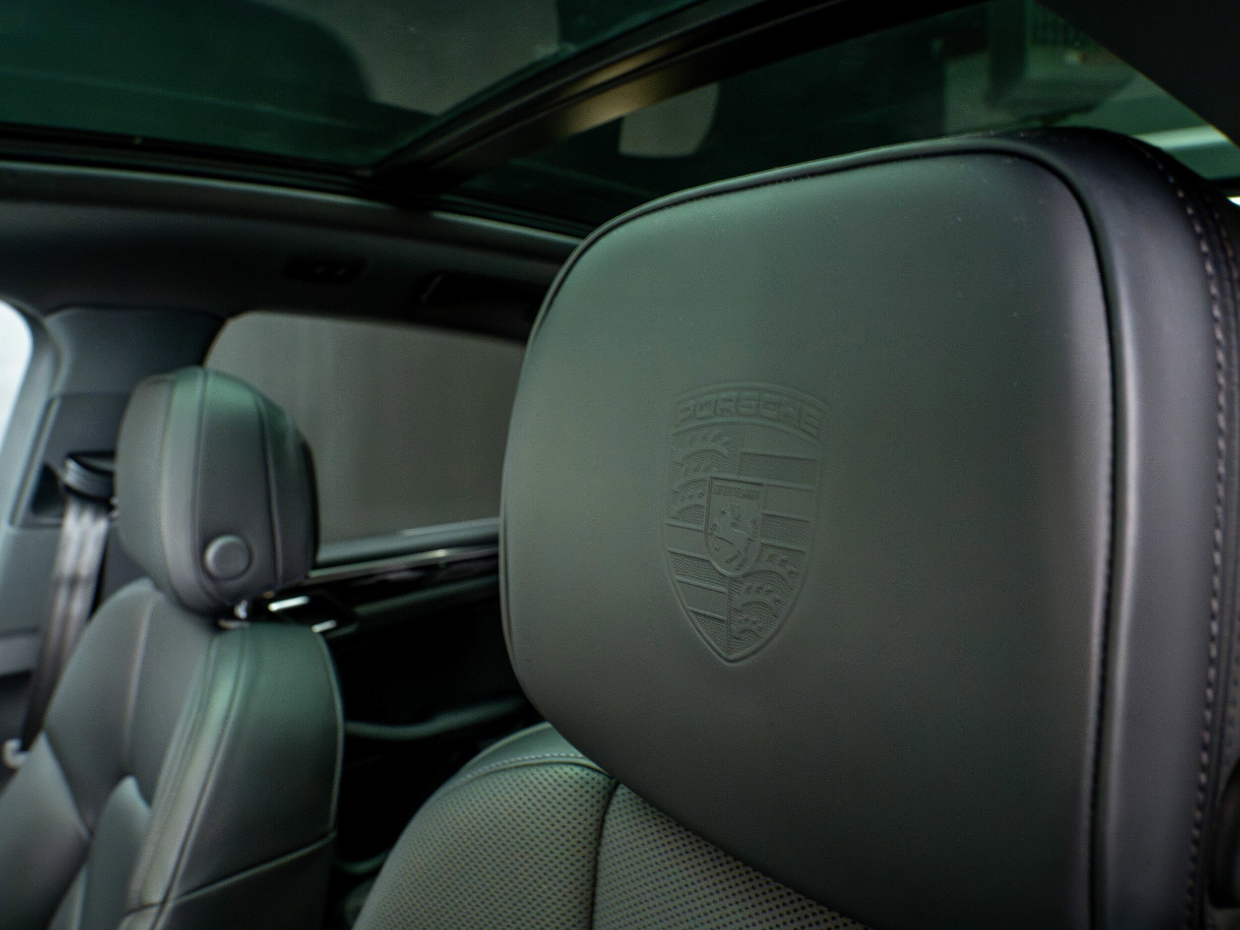 Certified 2025 Porsche Macan AWD/4WD image 43