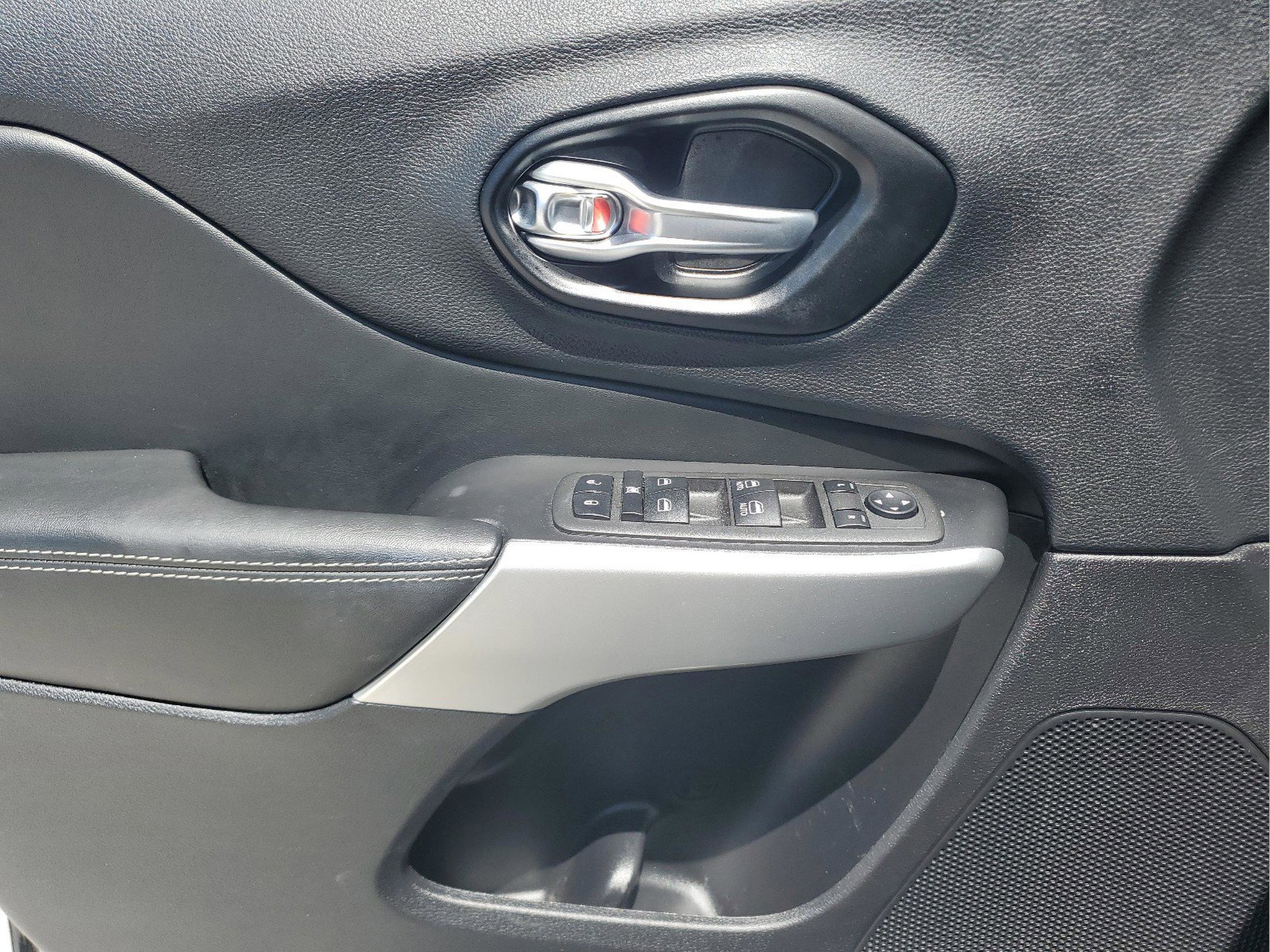 Used 2022 Jeep Cherokee Latitude AWD/4WD image 13