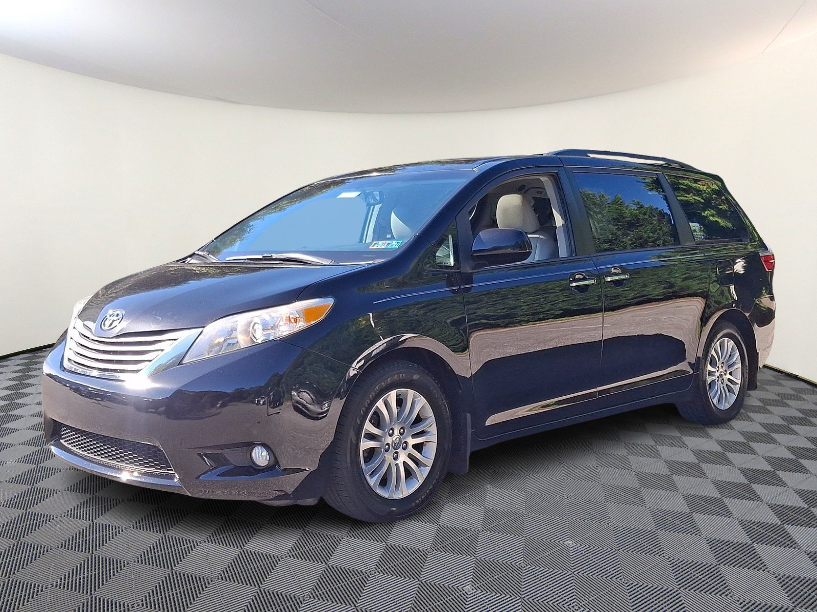 Used 2016 Toyota Sienna XLE w/ XLE Navigation Package FWD image 3