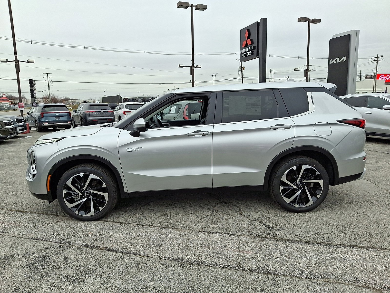 New 2025 Mitsubishi Outlander SE image 5