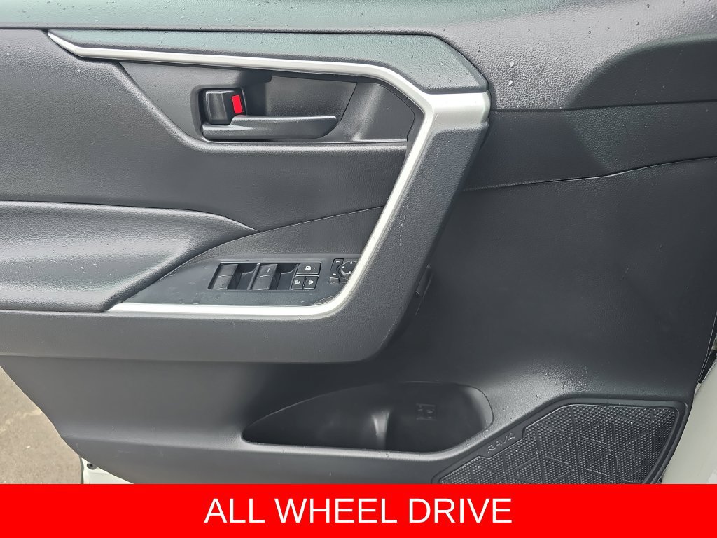 Used 2022 Toyota RAV4 LE AWD/4WD image 26